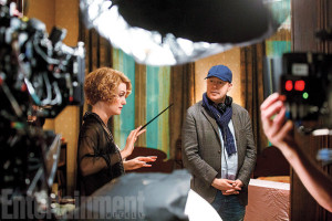 Alison Sudol veste invece quelli di sua sorella Queenie Goldstein.